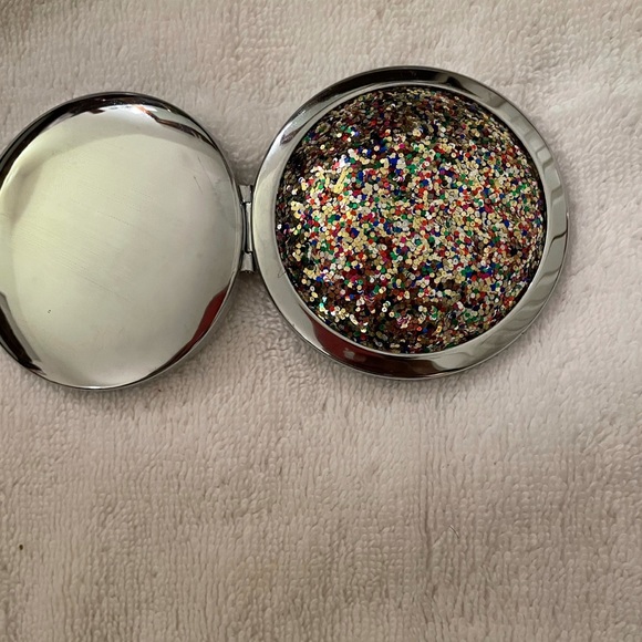 Beautiful Silver Double Mirror Compact, Rhinestones on one side & snap closure. - Picture 4 of 6